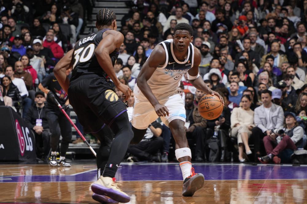 他坐在替补 他坐在替补